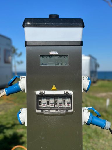 Stromsäule mit CEE-Stecker