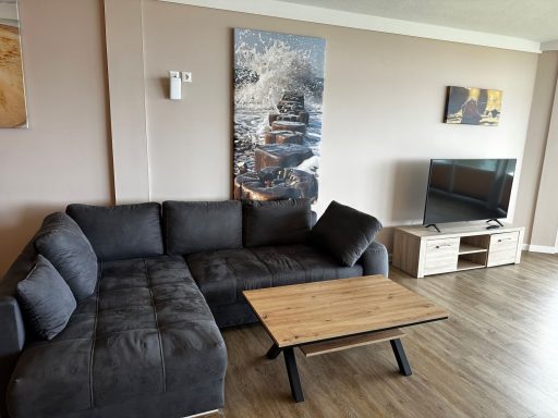 Wohnzimmer mit zwei Couchen